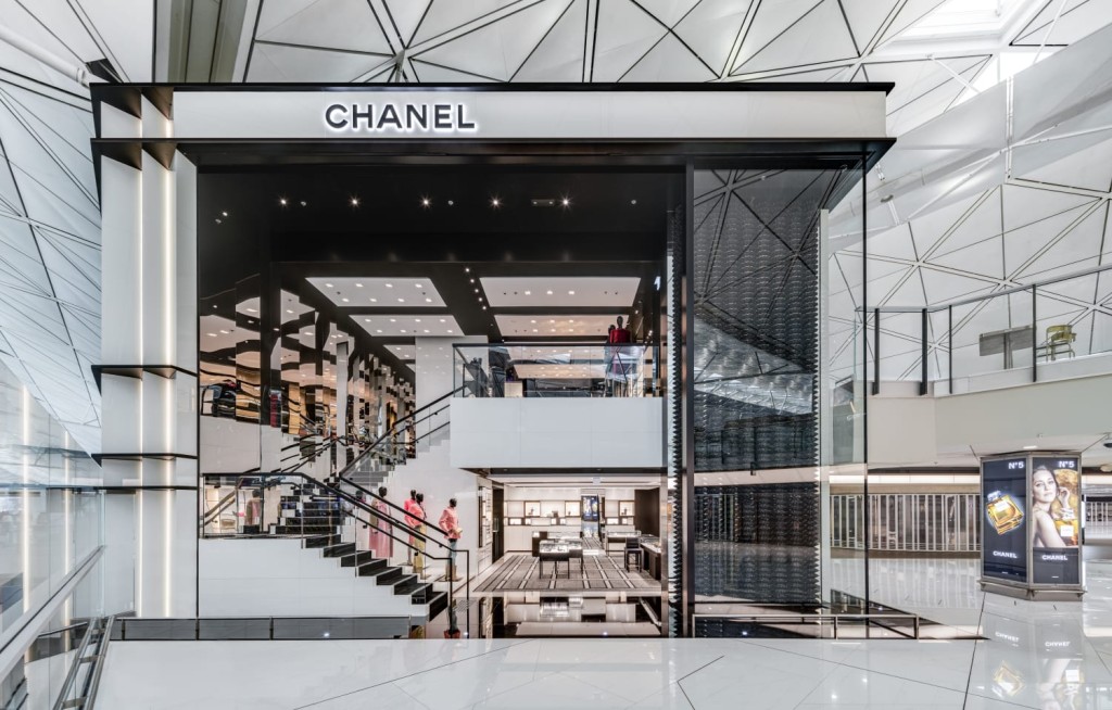 Chanel全新机场专店，由著名纽约建筑师Peter Marino操刀设计。